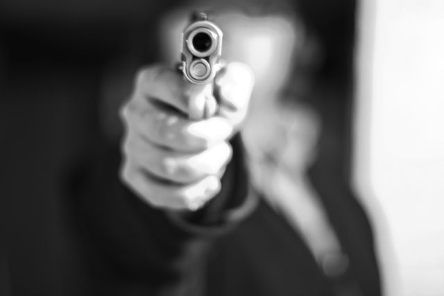 Porto d'armi: scatta la revoca per la foto nel profilo facebook con la pistola in pugno e l'invito a farne uso