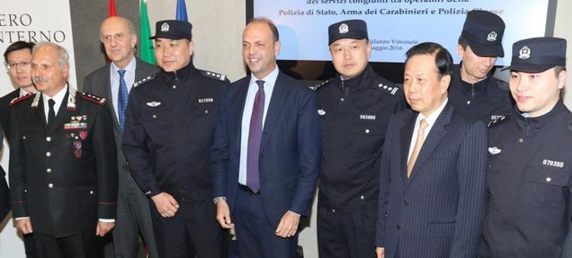 La polizia cinese nelle strade italiane