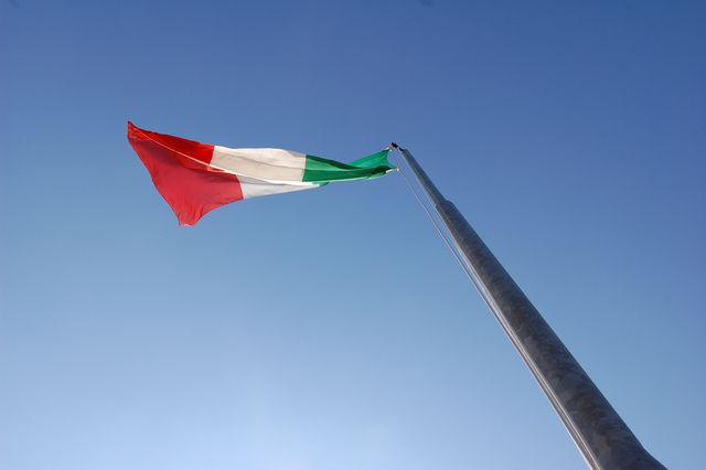 Non toccate la bandiera italiana